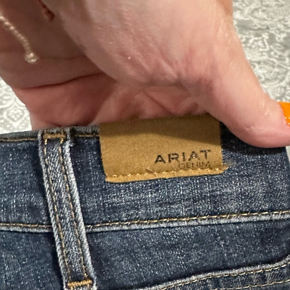 Women’s Ariat Jeans 30Long (sz 10 35 Inch Inseam. Relaxed Straight Leg Style - Picture 7 of 7